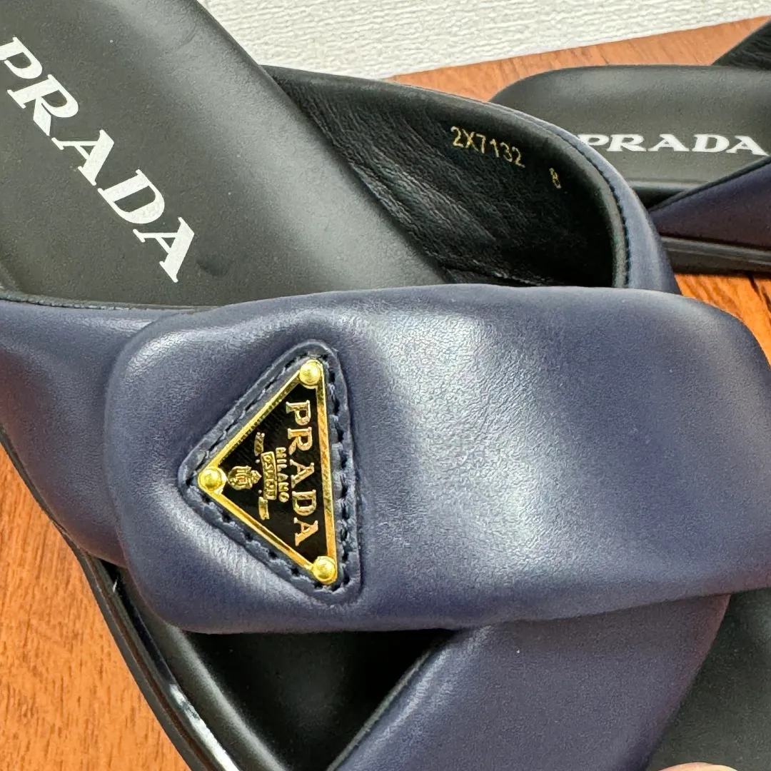 Batch 580 Prada/Prada's new men's leather cross slippers. Velcro closure can finely adjust the size. Calf leather light luxury slippers. Thick soft calf leather wraps the upper. Fat but soft rubber lazy style, soft and comfortable, excellent foot feel. Genuine leather bottom layer, cross style, with a Velcro closure buckle, easy to adjust the appropriate size, and a perfect fit for the wearing experience. The enamel gold triangle logo highlights the brand's classic features. Lightweight rubber thin sole, high foot comfort! Complete package! Size: 39-40-41-42-43-44-45 Leather shoe size Item number: 2X7132 Blue